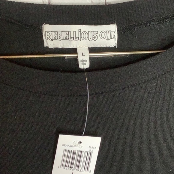 REBELLIOUS ONE world tour graphic sweatshirt - Picture 5 of 10